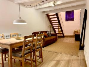- une salle à manger et un salon avec une table et des chaises dans l'établissement Mata Hari, à Inogés