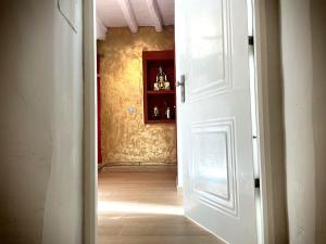 une porte ouverte menant à une chambre avec couloir dans l'établissement Mata Hari, à Inogés