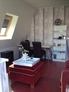 sala de estar con mesa y sofá en Appartement De Kaai, en Sint Annaparochie