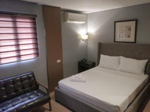 Postel nebo postele na pokoji v ubytování The Chipper Hotel Quezon City