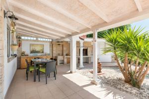 un patio al aire libre con mesa y sillas en Holiday Home Split, en Split