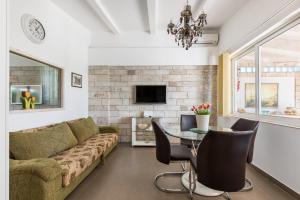 sala de estar con sofá y mesa en Holiday Home Split, en Split