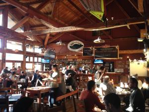 En restaurant eller et spisested på Howe Sound Inn & Brewing Company