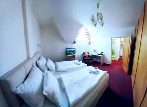Posteľ alebo postele v izbe v ubytovaní Hotel Hradec