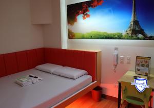 Un pat sau paturi într-o cameră la My Inn Edsa Guadalupe
