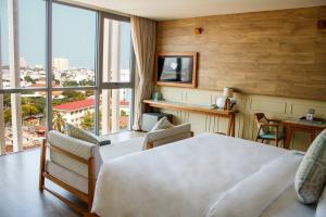 Postel nebo postele na pokoji v ubytování Fusion Suites Vung Tau