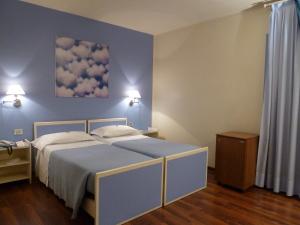 sypialnia z łóżkiem i obrazem chmur w obiekcie Hotel Antica Dogana w Turynie