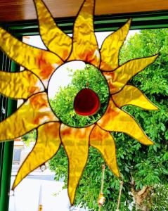 una vidriera con un sol. en MAGIC SUN Loft, en Candelaria