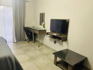 TV a/nebo společenská místnost v ubytování Manor Hills Guest Lodge