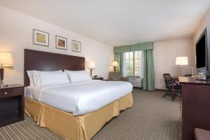 um quarto de hotel com uma cama grande e uma secretária em Holiday Inn Express Haskell-Wayne Area, an IHG Hotel em Haskell