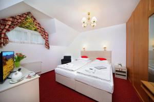 Posteľ alebo postele v izbe v ubytovaní Hotel Hradec