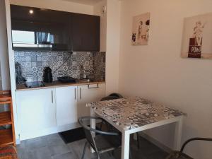 Η κουζίνα ή μικρή κουζίνα στο Narbonne plage appartement vue sur mer +16 φωτογραφίες