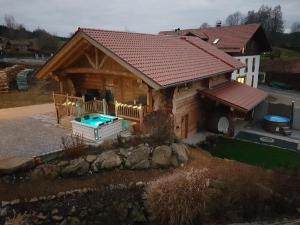 Cabaña de madera con piscina frente a ella en Willis Hütte, en Zachenberg