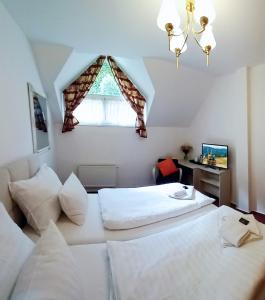 Posteľ alebo postele v izbe v ubytovaní Hotel Hradec