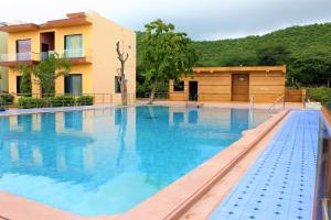 una gran piscina frente a un edificio en Chitrakoot Garden and Resorts, en Pushkar