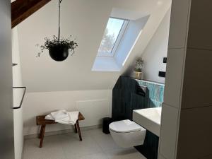 ein Bad mit einem WC, einem Waschbecken und einem Fenster in der Unterkunft Das Timmann in Stelle