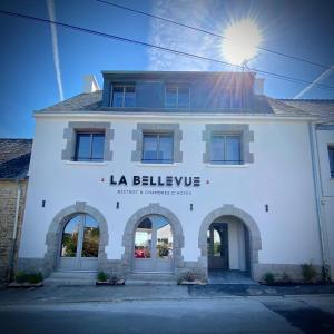 La Bellevue Bistrot et Chambres d'Hotes في Séné: مبنى أبيض مكتوب عليه لا جميل