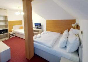 Posteľ alebo postele v izbe v ubytovaní Hotel Hradec