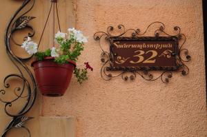 Certifikát, hodnocení, plakát nebo jiný dokument vystavený v ubytování Azoyan Guest House