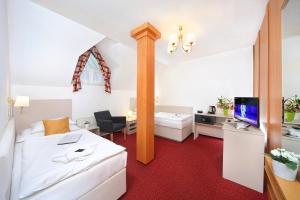 Posteľ alebo postele v izbe v ubytovaní Hotel Hradec