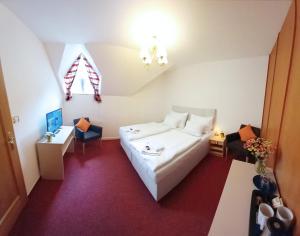 Posteľ alebo postele v izbe v ubytovaní Hotel Hradec