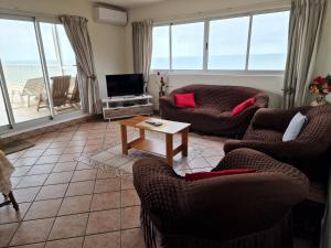 Χώρος καθιστικού στο Superb Seaview @ 3BR Camarque Apt Umdloti Beach!