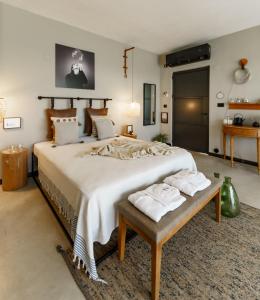 1 dormitorio con 1 cama grande y 2 toallas. en גלילה - סוויטת בוטיק רומנטיות לזוגות עם האט טאב פרטי ליד הים en Bustan HaGalil