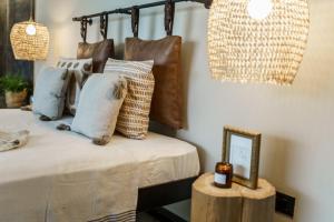 Giường trong phòng chung tại גלילה - סוויטת בוטיק רומנטיות לזוגות עם האט טאב פרטי ליד הים