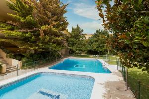 Bazén v ubytovaní Suite Homes Marbella Beach 605 alebo v jeho blízkosti