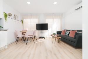 Televízia a/alebo spoločenská miestnosť v ubytovaní Suite Homes Marbella Beach 605