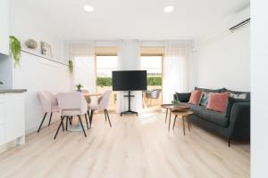 Televízia a/alebo spoločenská miestnosť v ubytovaní Suite Homes Marbella Beach 605