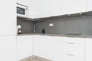 Kuchyňa alebo kuchynka v ubytovaní Suite Homes Marbella Beach 605