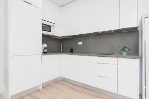 Kuchyňa alebo kuchynka v ubytovaní Suite Homes Marbella Beach 605