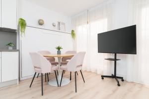 Televízia a/alebo spoločenská miestnosť v ubytovaní Suite Homes Marbella Beach 605