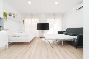 Televízia a/alebo spoločenská miestnosť v ubytovaní Suite Homes Marbella Beach 605