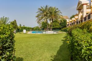 Bazén v ubytovaní Suite Homes Marbella Beach 605 alebo v jeho blízkosti