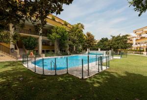 Bazén v ubytovaní Suite Homes Marbella Beach 605 alebo v jeho blízkosti