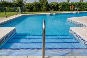 Bazén v ubytovaní Suite Homes Marbella Beach 605 alebo v jeho blízkosti