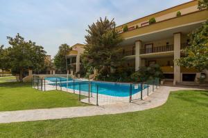 Bazén v ubytovaní Suite Homes Marbella Beach 605 alebo v jeho blízkosti