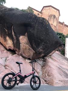 un vélo garé à côté d'un grand rocher dans l'établissement El Portal de Vilafamés, à Vilafamés