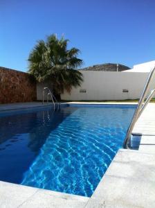una piscina con una palmera y un edificio en CERRO NEGRO Bergantin, en Las Negras
