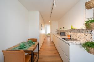 - une cuisine avec une table et un comptoir dans l'établissement Georges & Madeleine Apartments, à Aalst