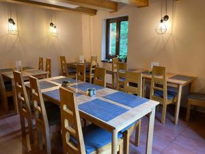Reštaurácia alebo iné gastronomické zariadenie v ubytovaní Penzion U Zlatého srnce + 11 fotografií
