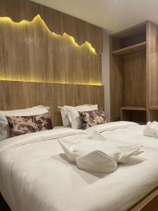 Un pat sau paturi într-o cameră la Stay Inn Hotel and Apartment Pokhara