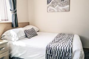 Postel nebo postele na pokoji v ubytování Seaview Hotel