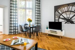 sala de estar con mesa y TV en Old Town Residence Bis, en Cracovia