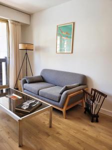 salon z kanapą i stołem w obiekcie Deauville centre et mer w mieście Deauville