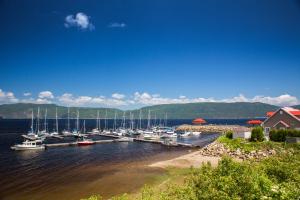 um grupo de barcos ancorados numa doca na água em Chalets Condos sur le Fjord em LʼAnse-Saint-Jean