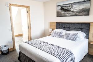 Postel nebo postele na pokoji v ubytování Seaview Hotel
