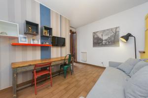 un soggiorno con scrivania e divano di Mondrian House a Roma